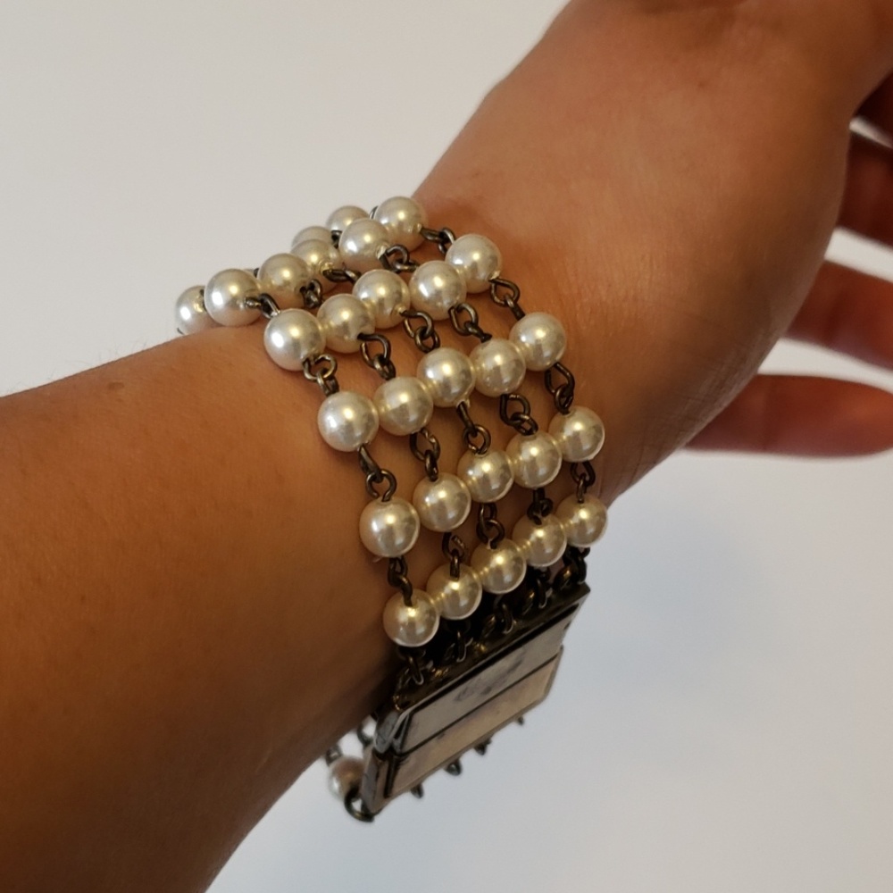 $7 Alone/$5 Bundled Faux Pearl Bracelet Clip - Picture 2 of 6